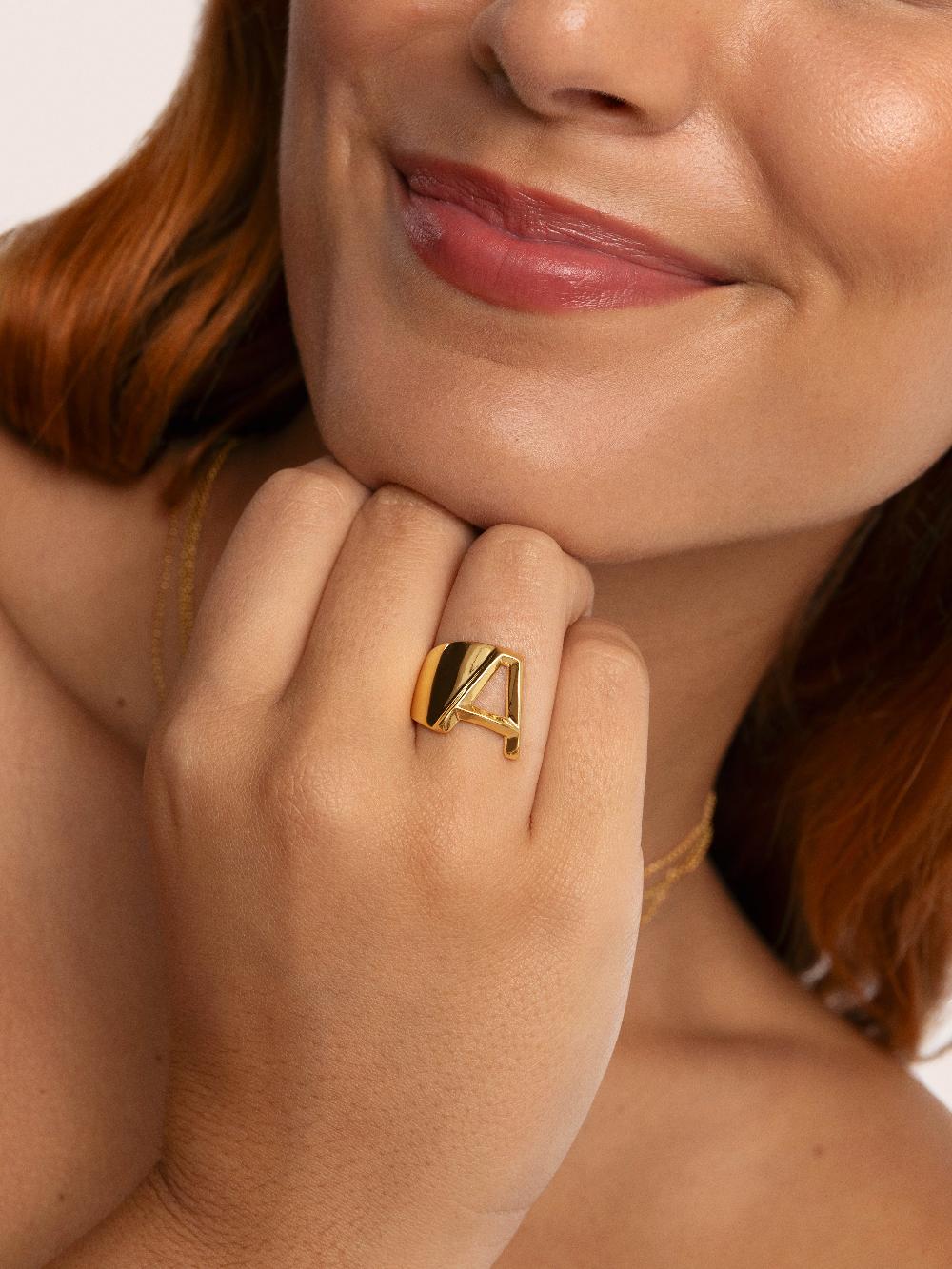 Singularu Anillo Personalizado Letter Signet Baño Oro