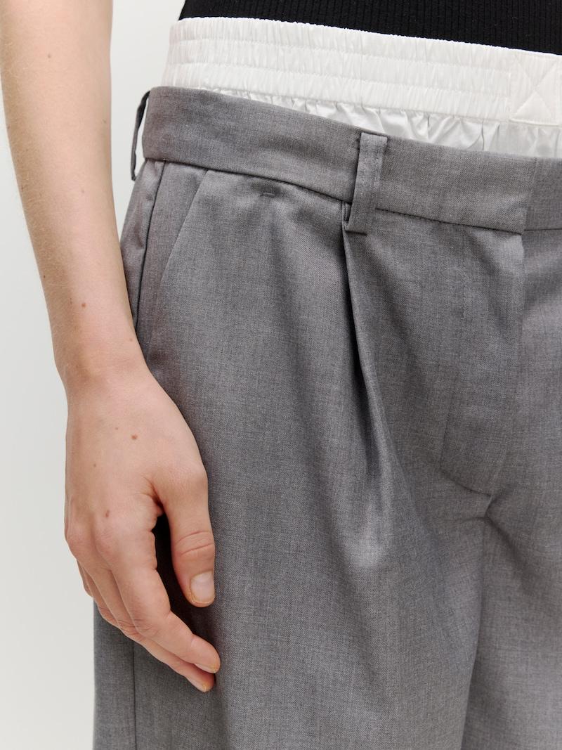 Sinned X About You Loosefit Pantalón Plisado 'Astrid' EDITED En Gris Oscuro