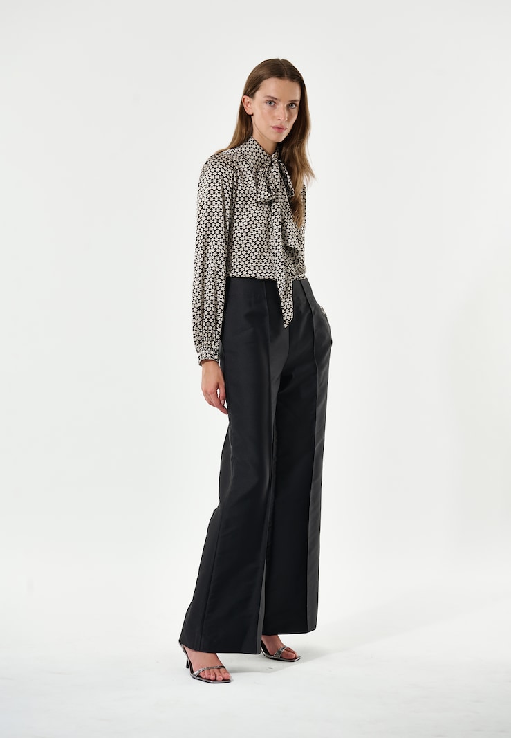 Sinned X About You Blusa Dea Kudibal En Negro