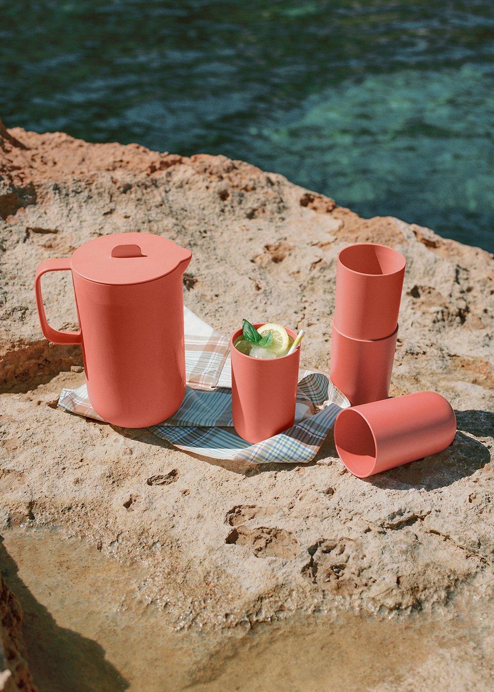 sklum CREATE - KITCHENWARE OUTDOOR ECO - Set de jarra 2L y 4 vasos 500ml para exterior