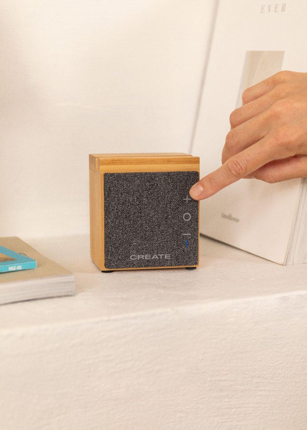 Sklum CREATE - SPEAKER MINI PRO BAMBOO - Altavoz Bluetooth De Bambú Con Soporte Para Smartphone