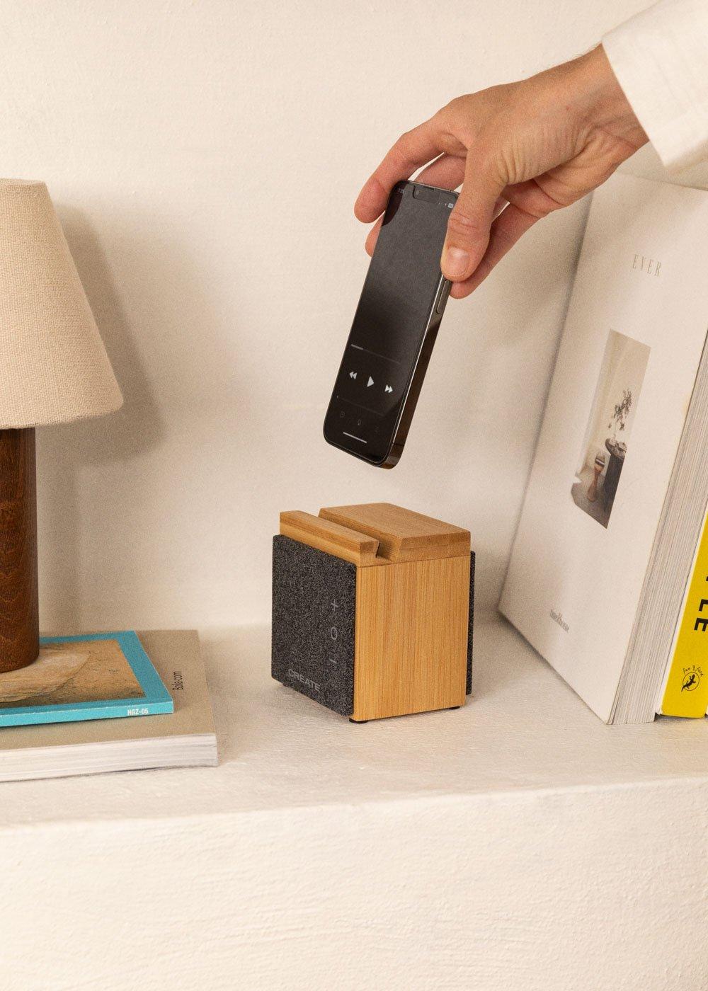 Sklum CREATE - SPEAKER MINI PRO BAMBOO - Altavoz Bluetooth De Bambú Con Soporte Para Smartphone