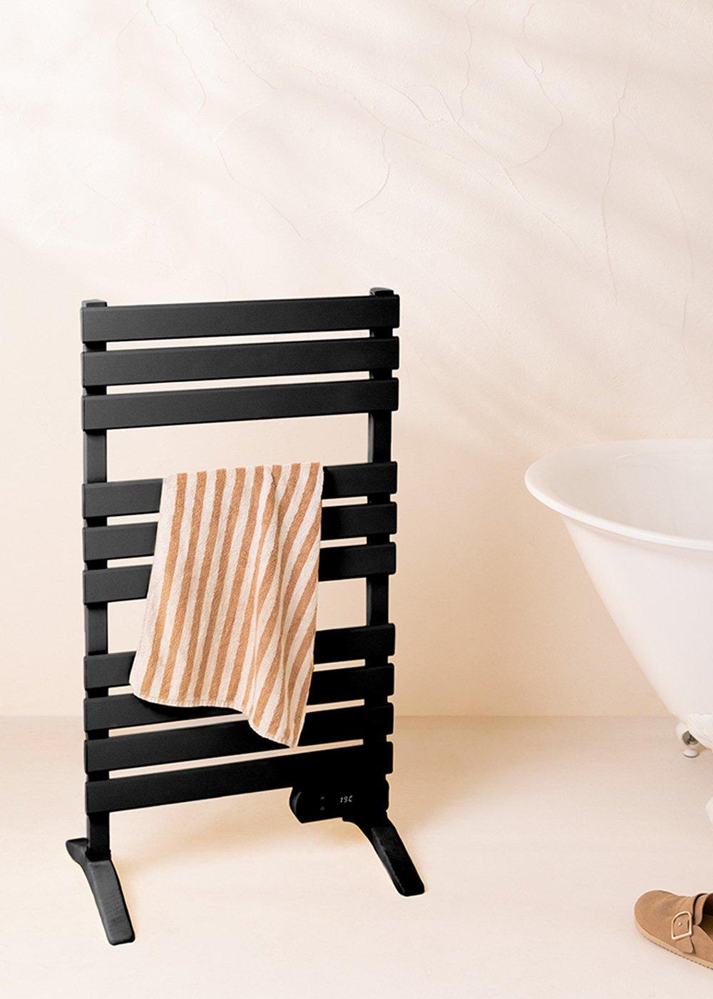 sklum CREATE - WARM TOWEL - Elektryczny wieszak na ręczniki podłogowy lub ścienny 500W