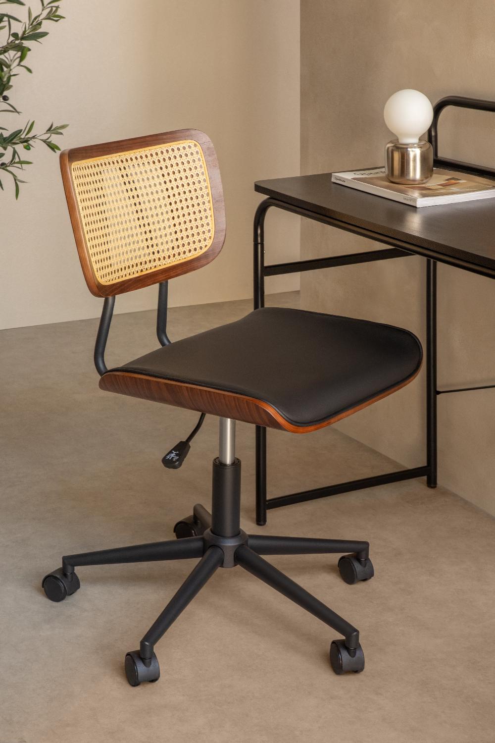 sklum Silla de escritorio con ruedas en madera ratán y polipiel Raysa