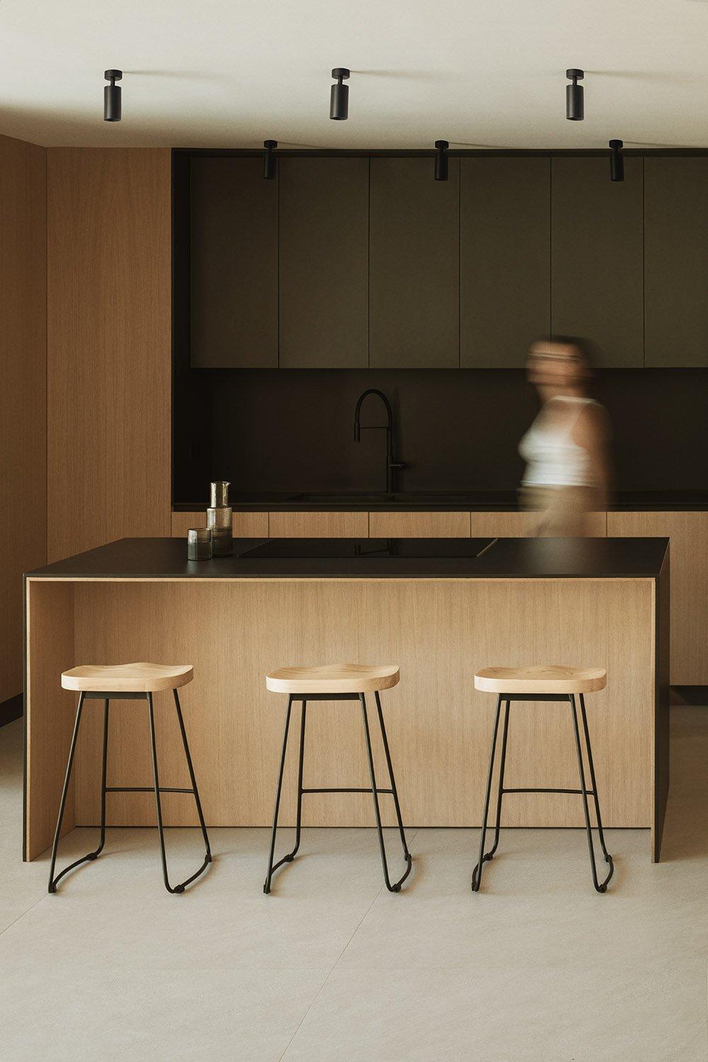 sklum Taburete alto 65cm en acero y madera de olmo negro Neicol