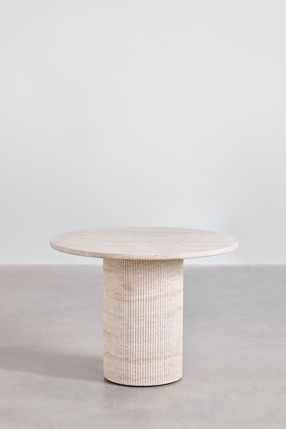 Sklum Velia Ronde Tafelset In Travertijnlook Cement (Ø100 Cm) En 4 Mara Signature Eikenhouten Eetkamerstoelen