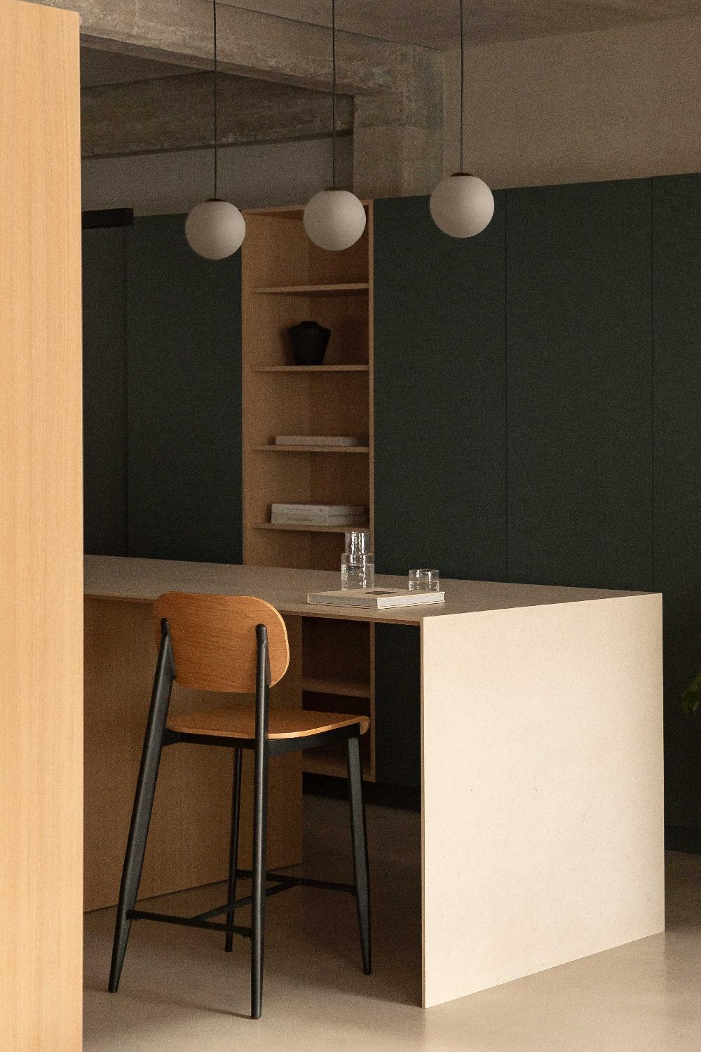 sklum Wysoki stołek 67cm z dębowego forniru z czarnymi nogami And