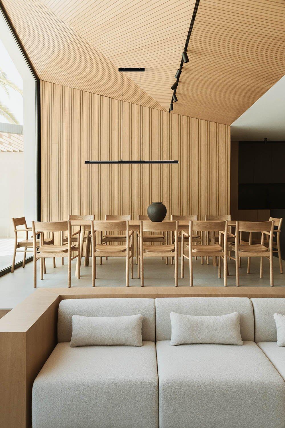 sklum Zestaw stołu rozkładanego Treveris (220-320x95 cm) i 12 krzeseł do jadalni z drewna dębowego Mara Signature