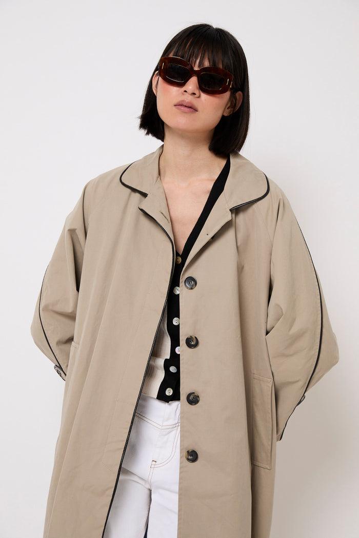 Sophie And Lucie GABARDINA RIVETE OVER LLUVIA TOPO