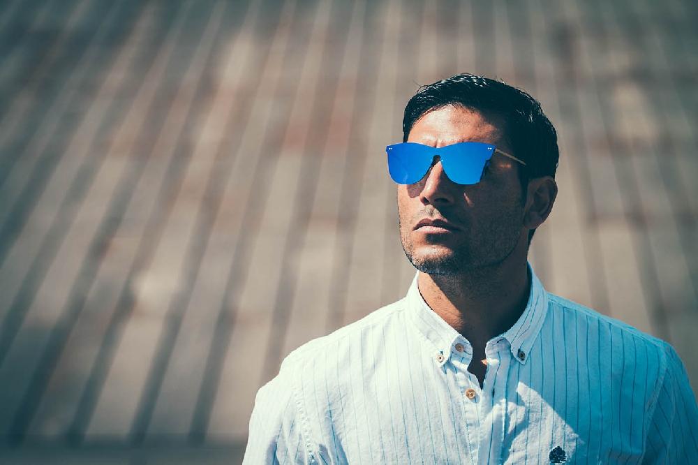 Sunpers Sunglasses Gafas De Sol - Dorado Metálico / Lente Plana Azul Oscuro | SUNPERS