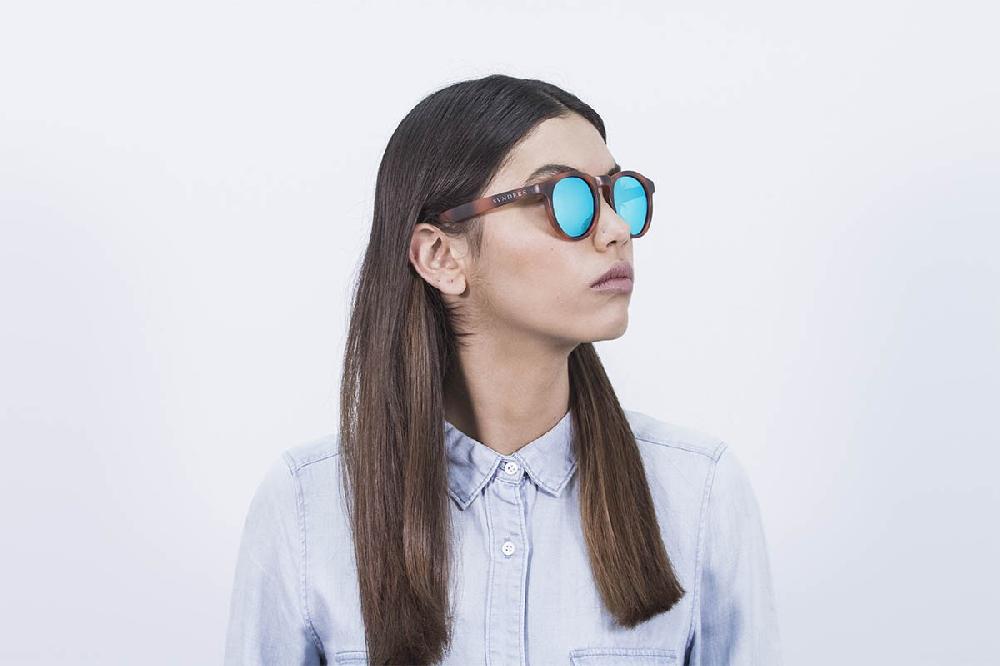 Sunpers Sunglasses Gafas De Sol - Revo / Líneas Verticales / Marrón / Lente Azul Cielo | SUNPERS