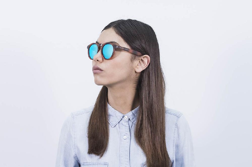 Sunpers Sunglasses Gafas De Sol - Revo / Líneas Verticales / Marrón / Lente Azul Cielo | SUNPERS