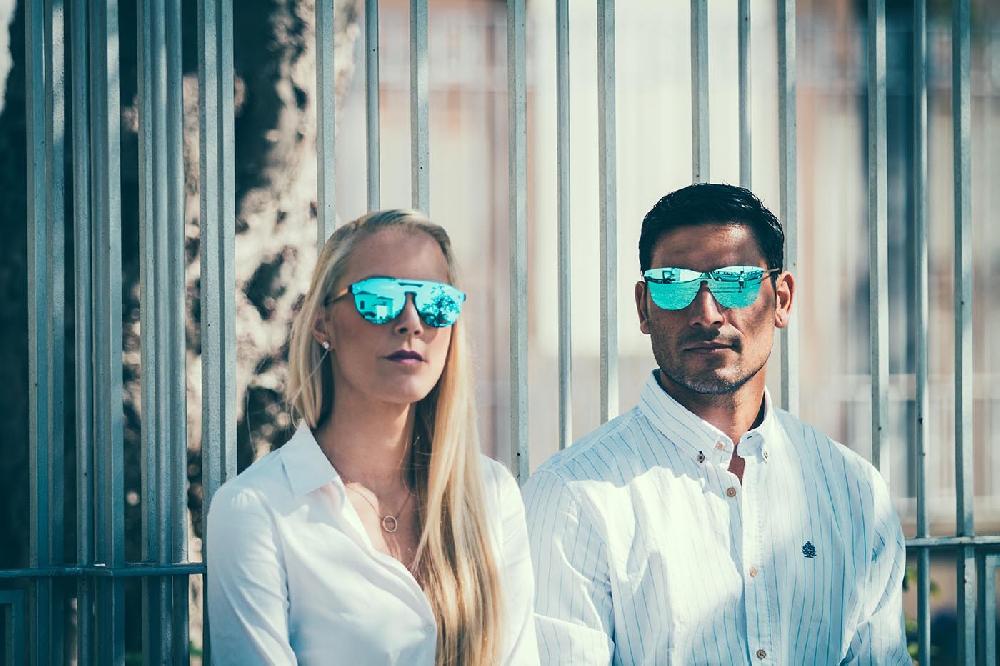 Sunpers Sunglasses Gafas De Sol - Revo / Negro - Dorado / Lente Plana Azul Cielo | SUNPERS