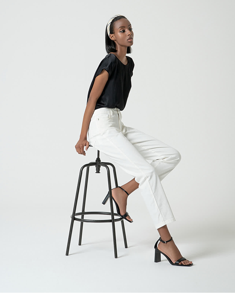 Surkana Camiseta Satinada Con Cuello Barco Negro