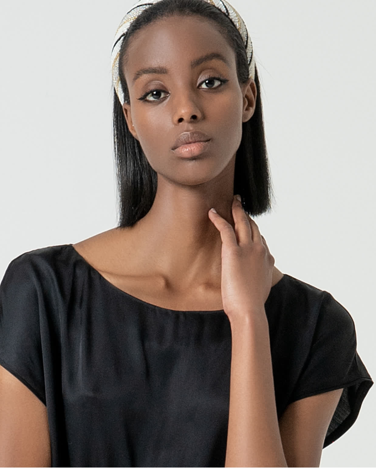 Surkana Camiseta Satinada Con Cuello Barco Negro