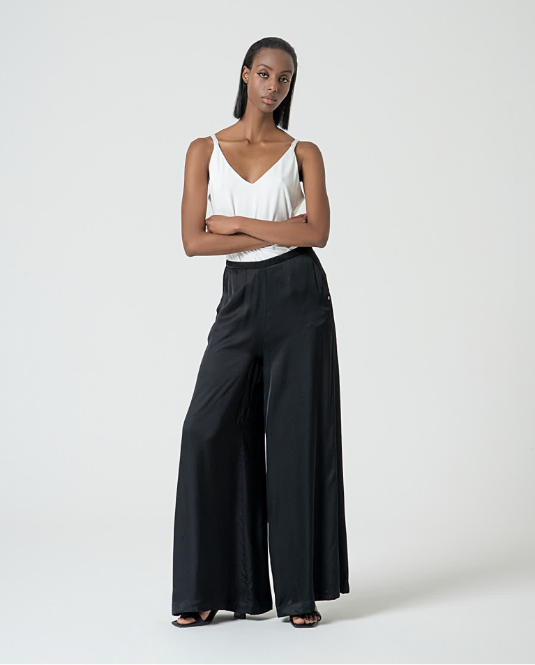 surkana Pantalón wide leg satinado liso Negro