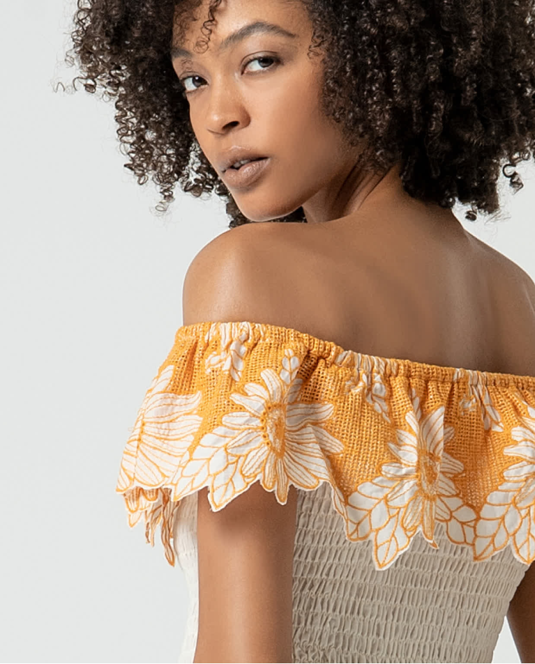 Surkana Top Crop Con Escote Bardot Bordado Beige