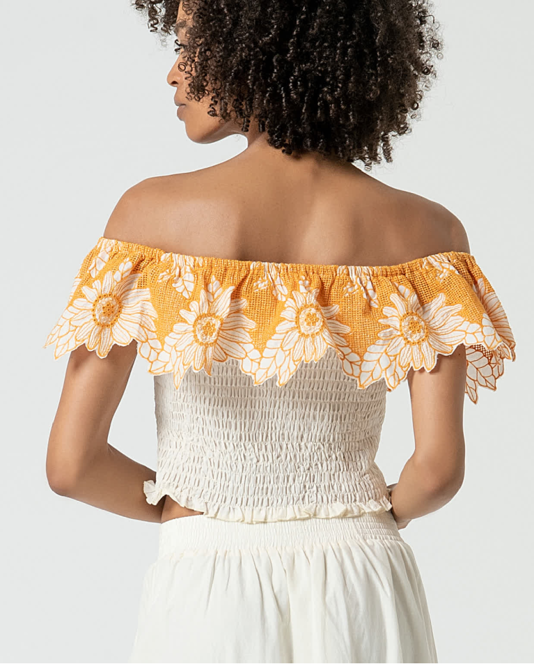 Surkana Top Crop Con Escote Bardot Bordado Beige