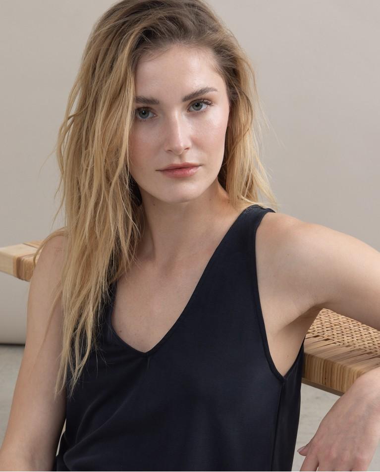 surkana Top elástico escote pico Negro