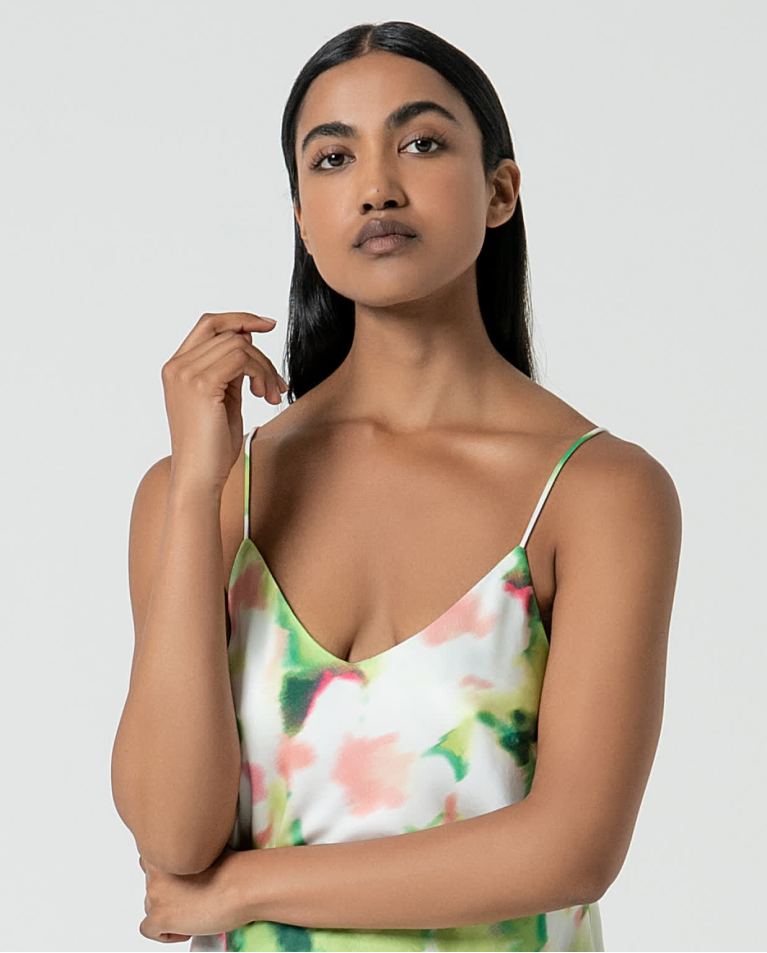 Surkana Top Satinado Escote Pico Estampado Verde