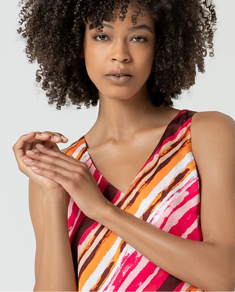 Surkana Top Satinado Escote Pico Fucsia