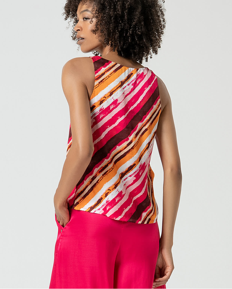 Surkana Top Satinado Escote Pico Fucsia