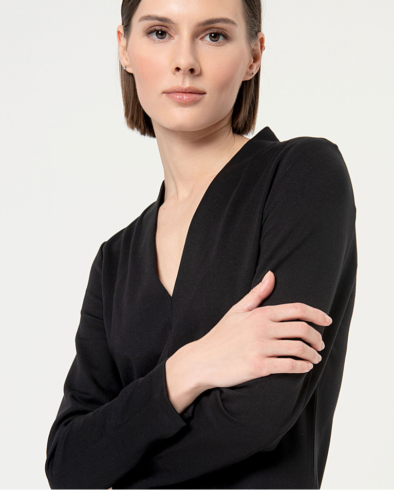 Surkana Vestido Elástico Recto Y Corto Negro