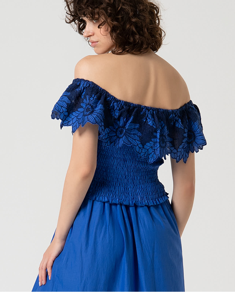 Surkana Top Crop Con Escote Bardot Bordado Azul Cobalto