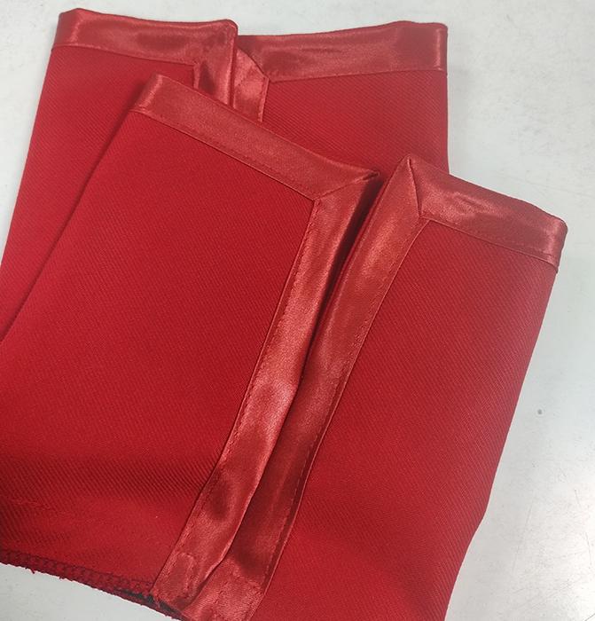 susana escribano Bocamanga para tunica. Raso rojo ribete