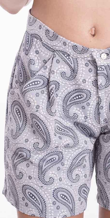 susana escribano Bermuda corta. Tonos azules