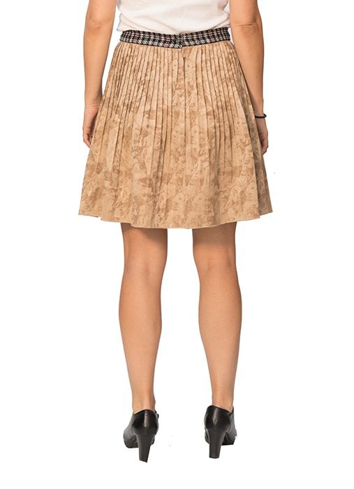 Susana Escribano Falda Corta Elegante