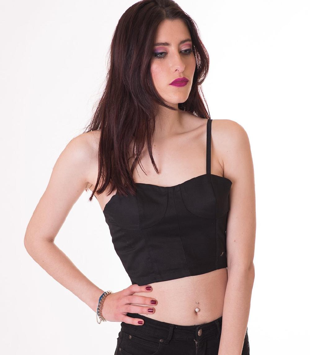 susana escribano Top crop corto. Color Negro
