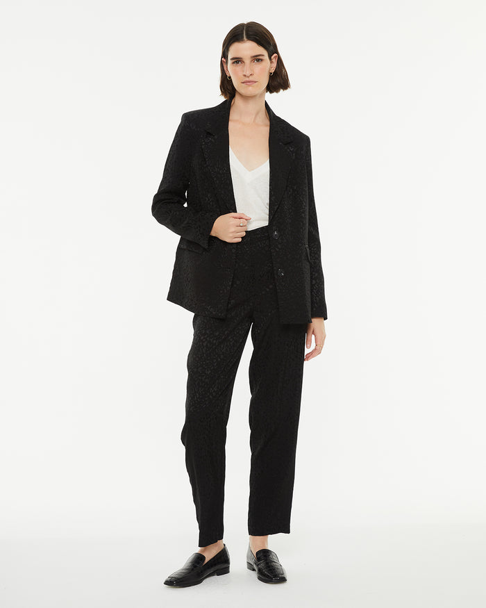 system action Americana recta jacquard satianada tejido animal print