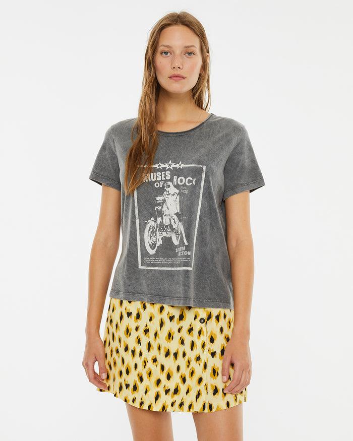 system action Camiseta algodón orgánico gris estampado motera