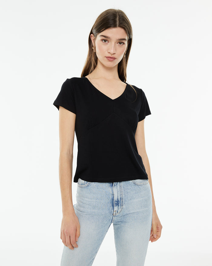 system action Camiseta negra de manga corta y cuello pico