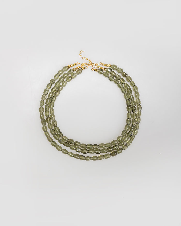 system action Collar triple diferentes longitudes con abalorios