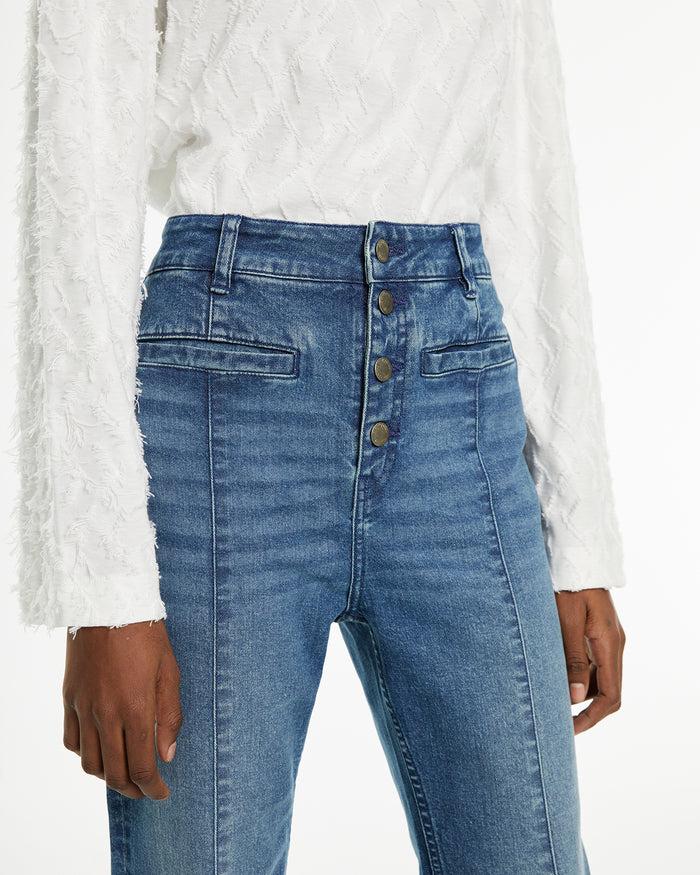 System Action Jeans Rectos Flare Fit Detalle Costura Centro Pierna