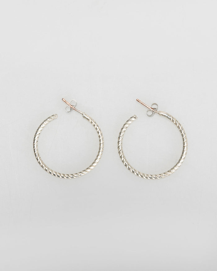 system action Pendientes aro con relieve color plata