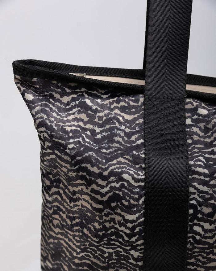 System Action Bolso Tote Bag Nylon Estampado