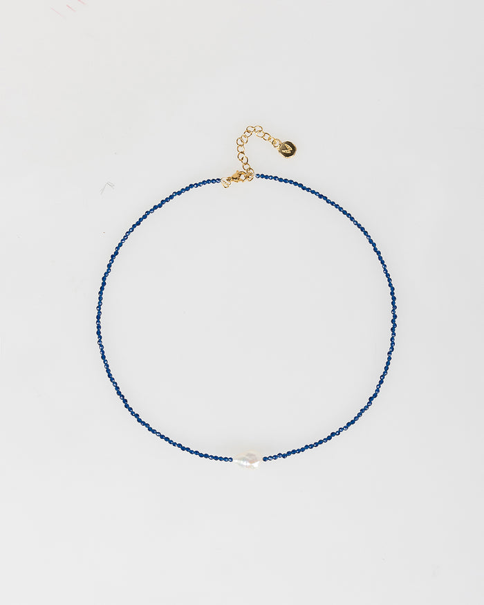 system action Collar azul con perla blanca