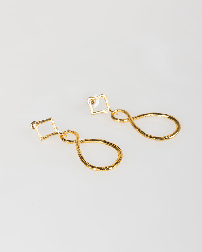 System Action Pendientes Largos Dorados