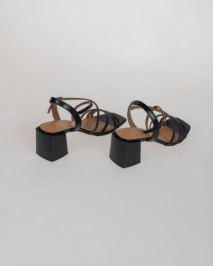 System Action Sandalia Negra Tiras De Piel