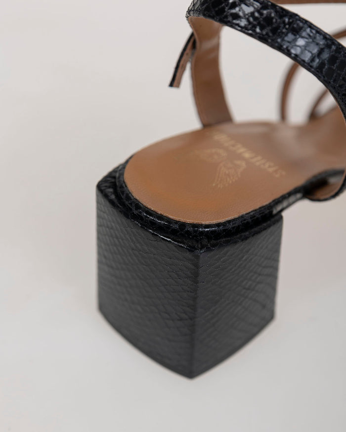 System Action Sandalia Negra Tiras De Piel