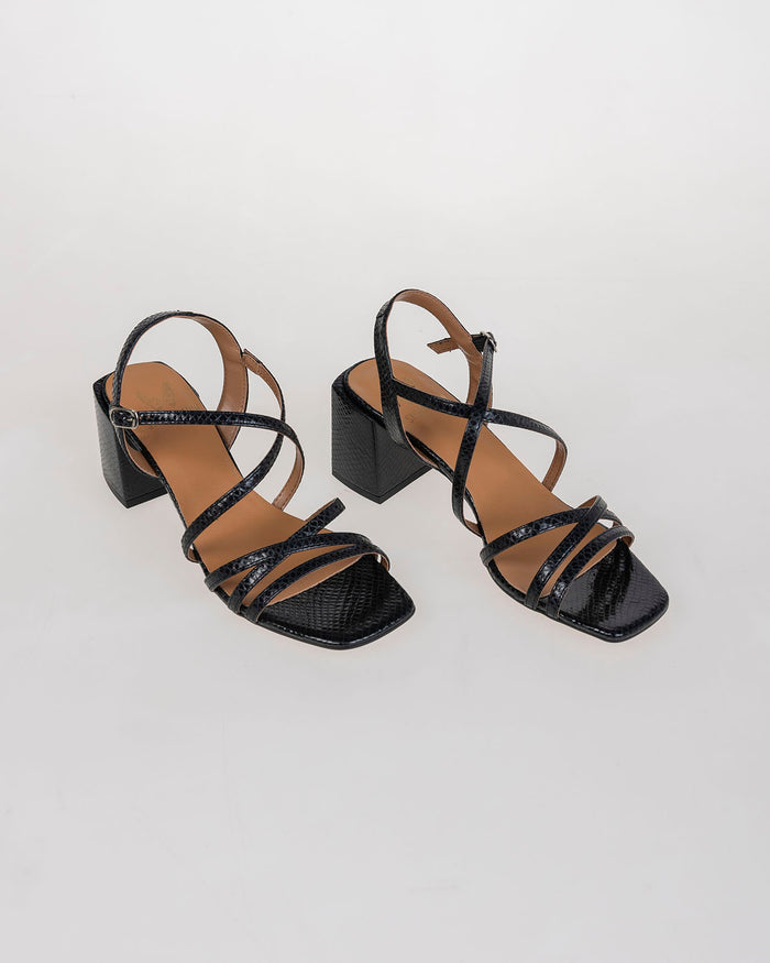 system action Sandalia negra tiras de piel