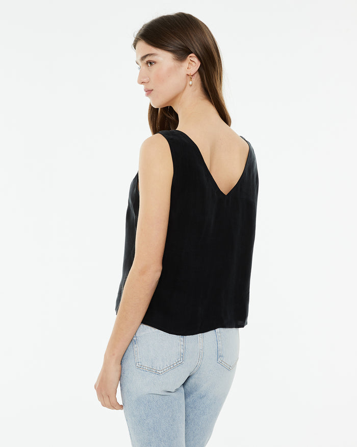 System Action Top De Tirantes Escote Pico De Cupro