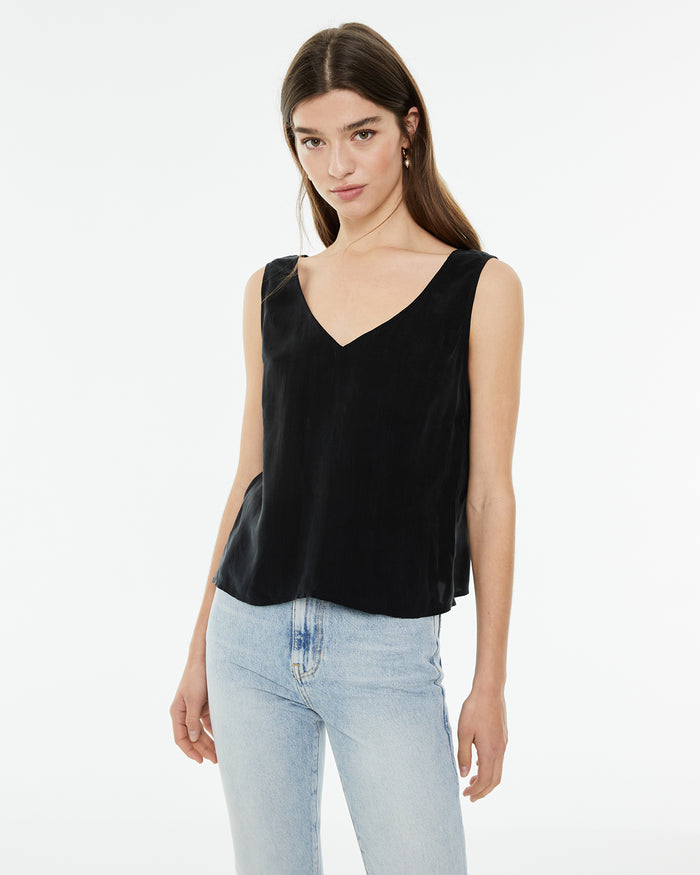 system action Top de tirantes escote pico de cupro