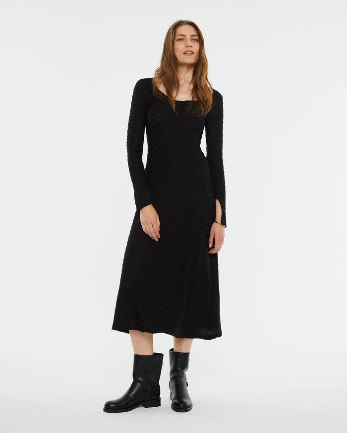 system action Vestido midi con cut out en espalda