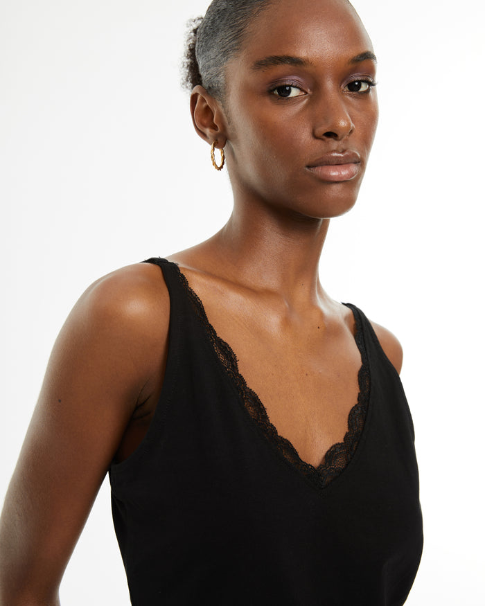 System Action Top Básico Ajustado De Tirantes Con Escote Puntilla