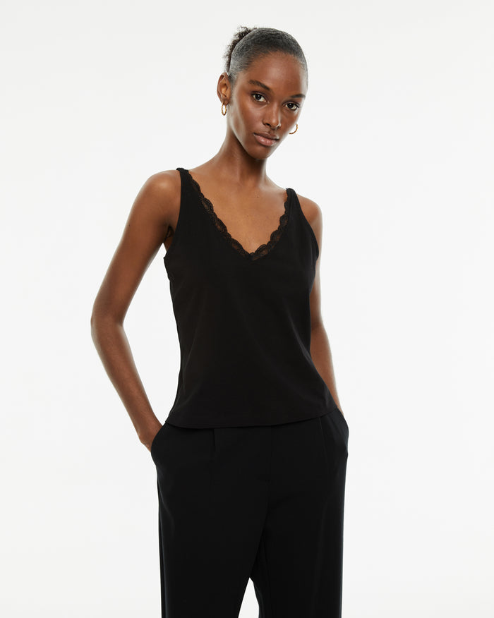 system action Top básico ajustado de tirantes con escote puntilla