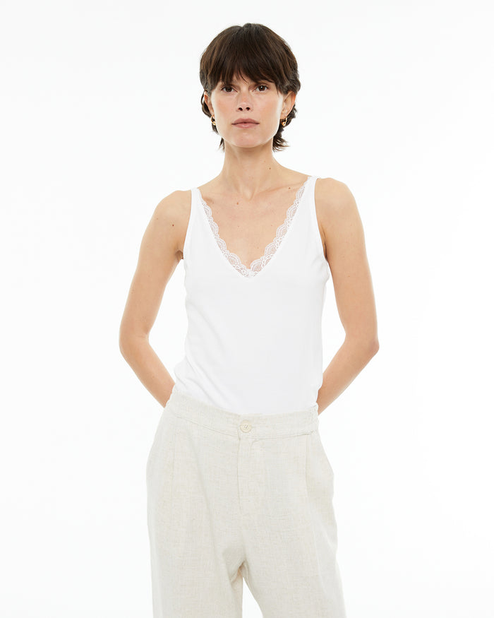 system action Top básico ajustado de tirantes con escote puntilla